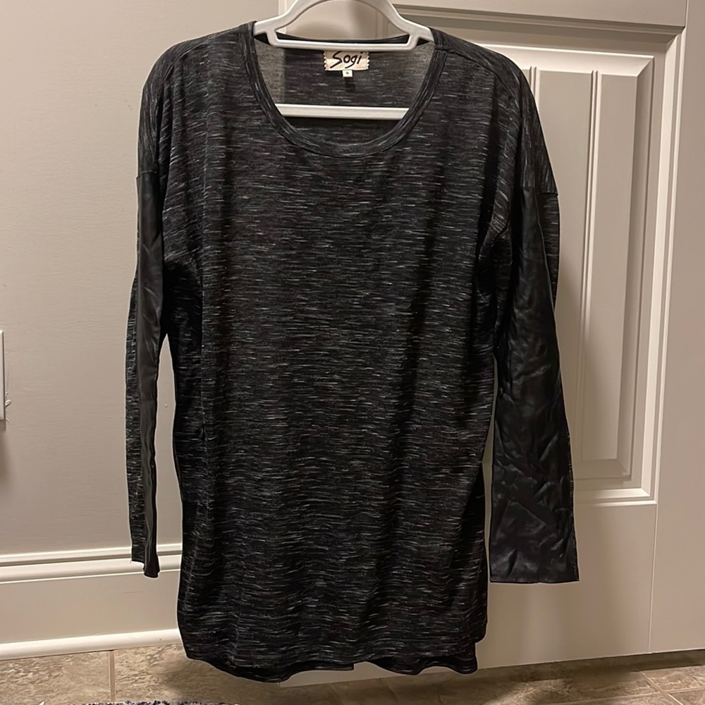 Sogi top with faux leather on sleeves